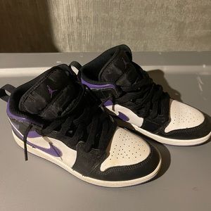 Worn kids Jordan 1 mid size 3